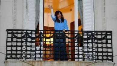 cfk-salio-al-balcon-saludar-la-militancia