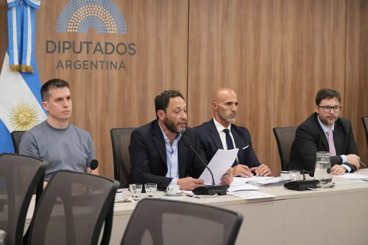 Maxi-Ferraro-leyendo-informe-Libra-Marino-Agost-Carreno