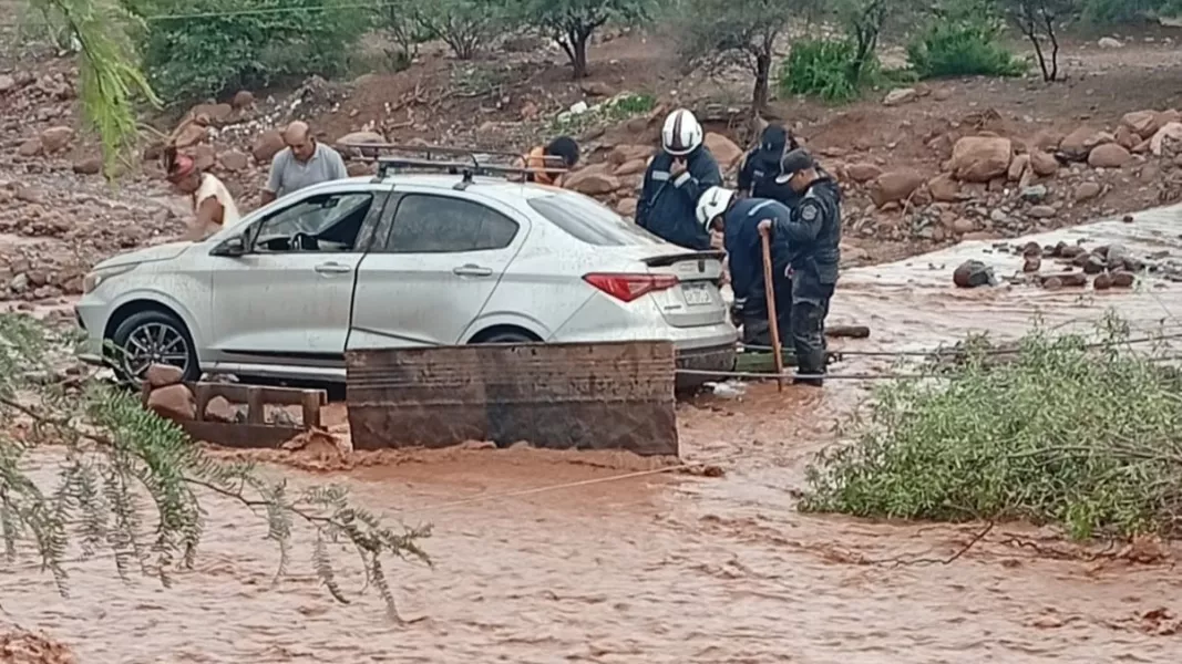 106745-la-policia-rescato-a-tres-personas-en-el-arroyo-santa-barbara