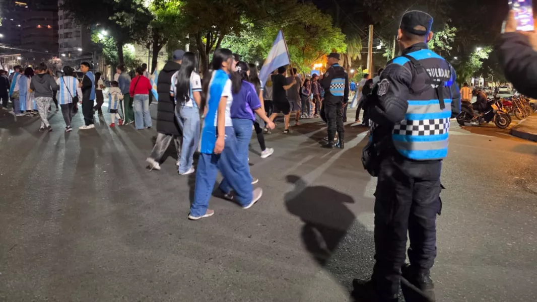 108974-la-policia-brindo-seguridad-a-mas-de-20-mil-personas-durante-los-festejos-por-el-triunfo-de-la-seleccion-argentina