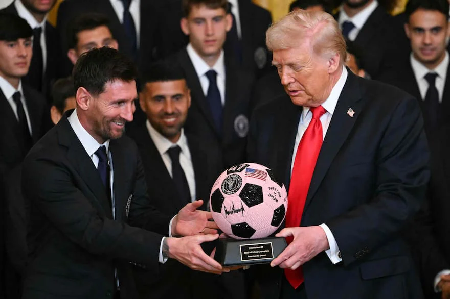 lionel-messi-le-entrega-al-presidente-donald-B3FNMDRSYZAT5CXJ6WE7W735LM