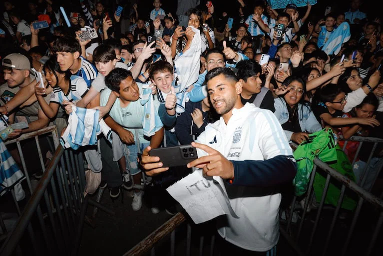 los-jugadores-de-la-seleccion-firmaron-autografos-y-saludaron-a-los-hinchas-en-cordoba-foto-argentina-x-QY7L6NQTSZCD5OXILMK2QWO6S4.jfif