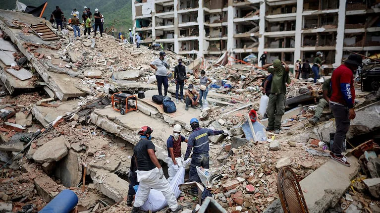 equipos-de-rescate-transportan-el-cadaver-de-una-victima-recuperado-de-entre-los-escombros-de-un-edificio-derrumbado-tras-los-terremotos-del-24-de-junio-en-la-guaira-el-4-de-julio-de-2026-foto-adriano-machadoreuters-TKWXIFXHAVCBHED24EXM472KY4