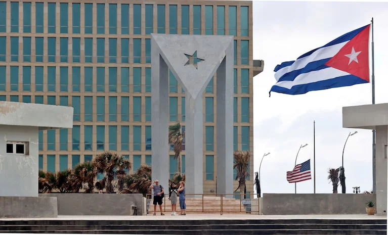 turistas-visitan-la-embajada-de-estados-unidos-en-la-habana-foto-efe-W6ZJSAP5LFEARKWPB7ALTBXJKE.jfif