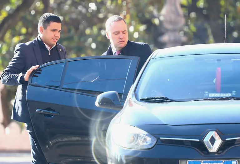 manuel-adorni-al-retirarse-de-la-casa-VGZDMWWYV5GMXNH2A5YQ5LTP7Q