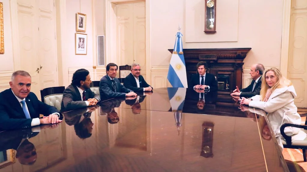 previo-a-su-viaje-a-espana-el-presidente-milei-recibio-a-los-gobernadores-osvaldo-jaldo-tucuman-gustavo-saenz-salta-raul-jalil-catamarca-y-carlos-sadir-jujuy-en-la-casa-rosada-foto-x-gafrancosok-ZTP637Z5U5FRZOP3G67CV4DKHA
