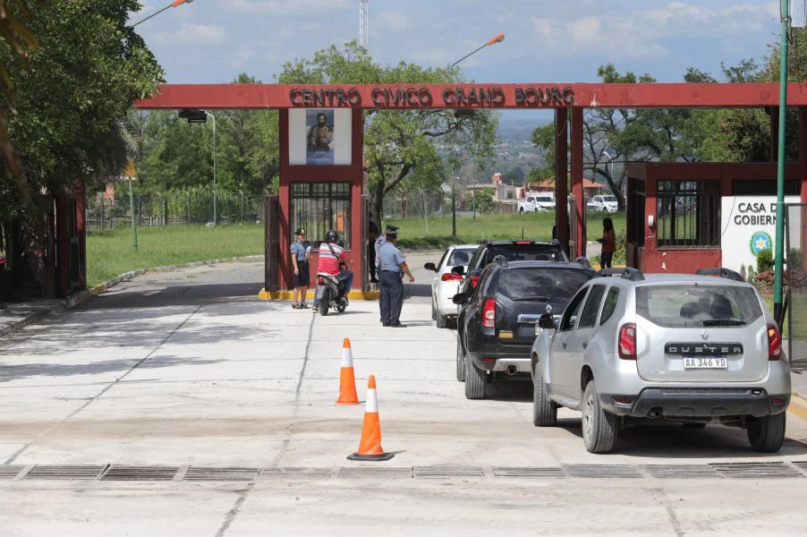 88284-fue-habilitado-el-ingreso-de-autos-por-la-entrada-principal-del-centro-civico-grand-bourg